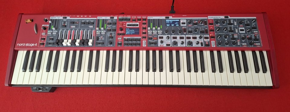 Nord Stage 4 compact + Funda + Half Moon de segunda mano · Foto 2 de 10 · Girona · 3150 €