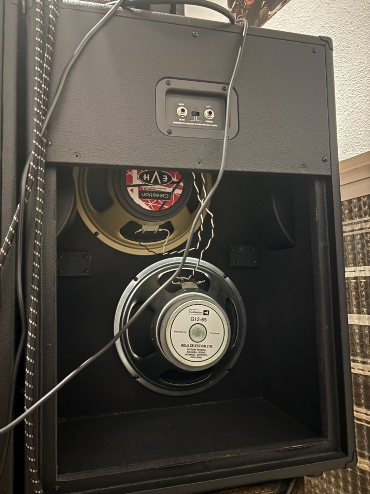 Pantalla Harley Benton 2x12 Celestion G12-65 y G12EVH de segunda mano · Foto 2 de 2 · Valencia · 300 €