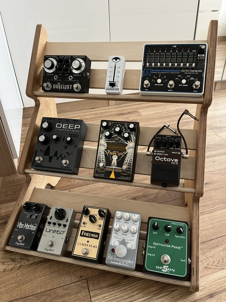 Pedalera de escritorio Synth Toys para pedales o sintetizadores.