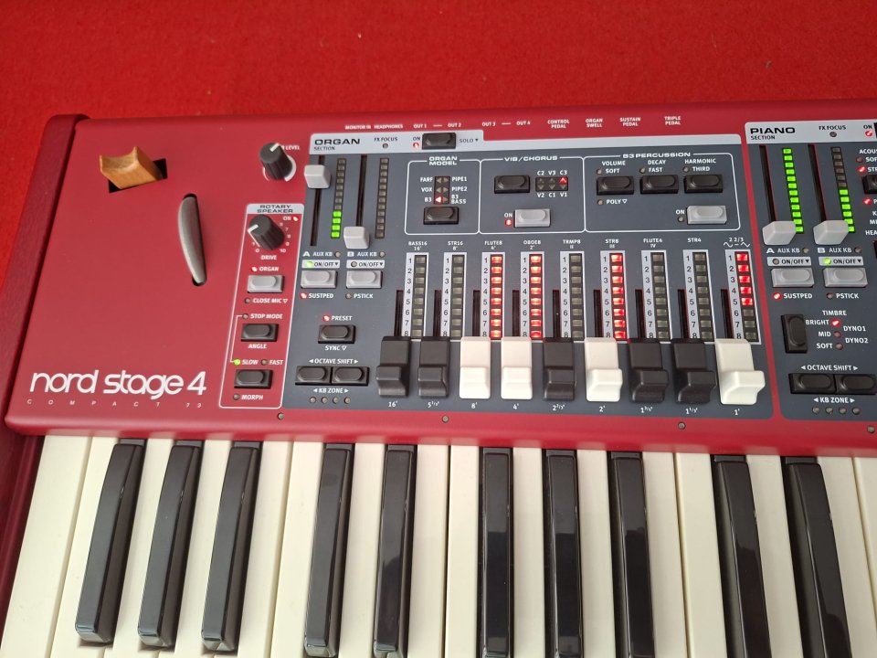 Nord Stage 4 compact + Funda + Half Moon de segunda mano · Foto 3 de 10 · Girona · 3150 €
