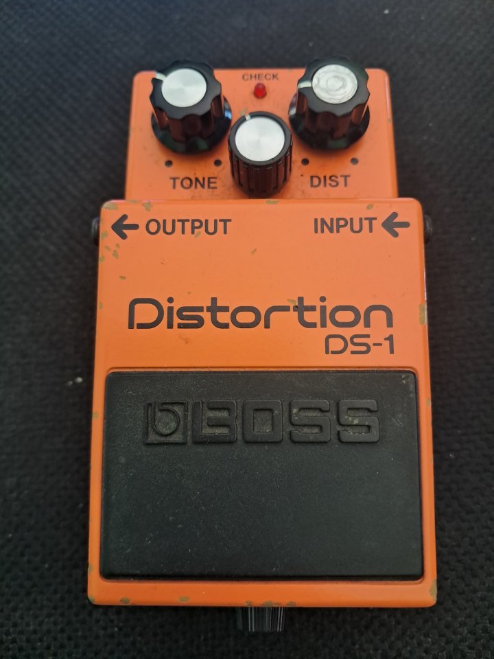 Pedal Distorsion DS1 de los 90 de segunda mano · Foto 1 de 4 · Cádiz · 70 €