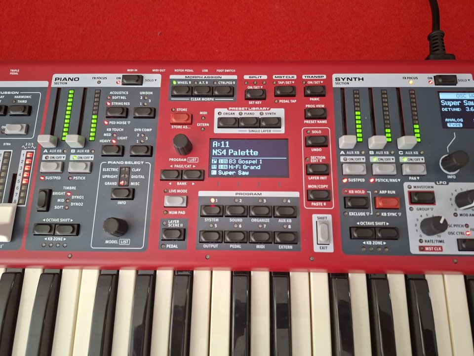 Nord Stage 4 compact + Funda + Half Moon de segunda mano · Foto 4 de 10 · Girona · 3150 €