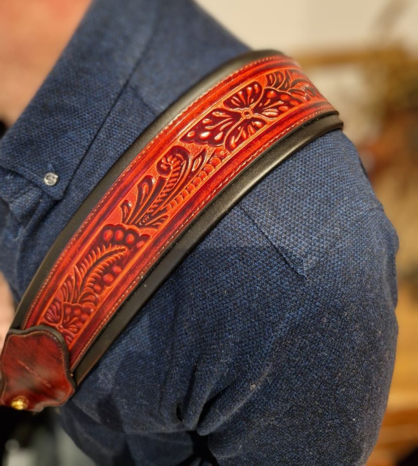 Nueva. Correa guitarra de cuero trabajado hecha a mano