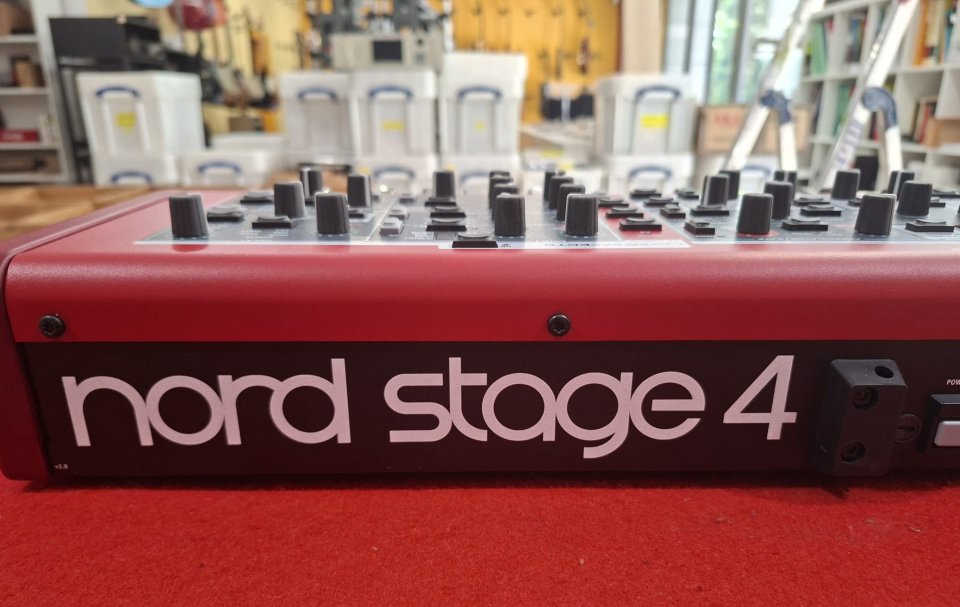 Nord Stage 4 compact + Funda + Half Moon de segunda mano · Foto 10 de 10 · Girona · 3150 €