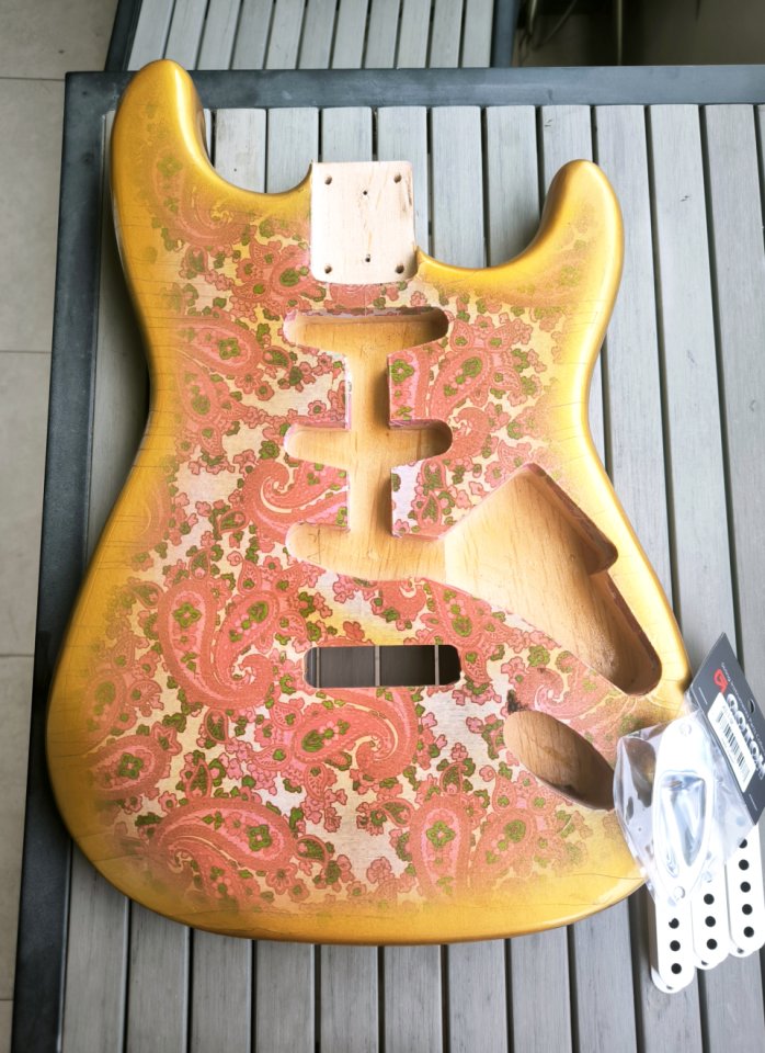 Cuerpo Stratocaster Gold Paisley Relic + extras ¡NUEVO! de segunda mano · Foto 1 de 6 · Murcia · 185 €