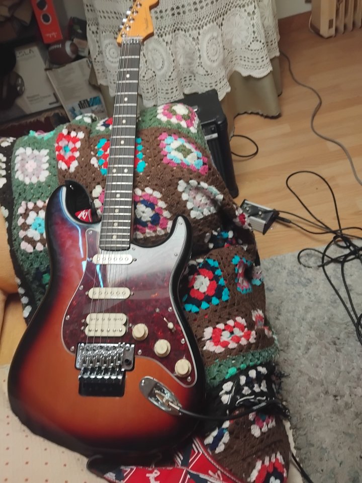 Guitarra fender modificada en la fabrica de segunda mano · Foto 1 de 5 · Pontevedra · 750 €