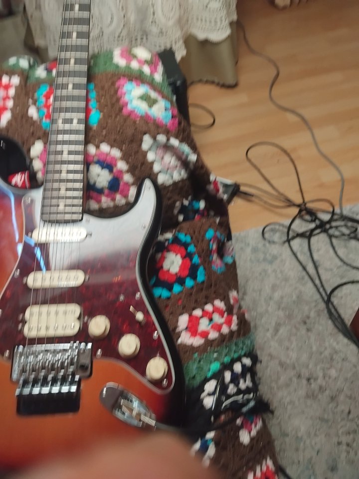 Guitarra fender modificada en la fabrica de segunda mano · Foto 2 de 5 · Pontevedra · 750 €