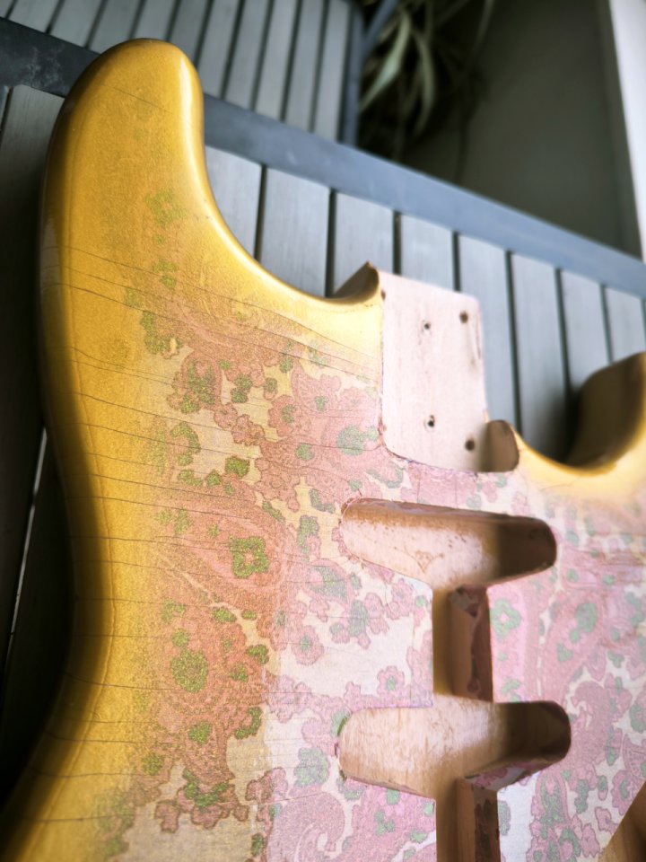 Cuerpo Stratocaster Gold Paisley Relic + extras ¡NUEVO! de segunda mano · Foto 3 de 6 · Murcia · 185 €