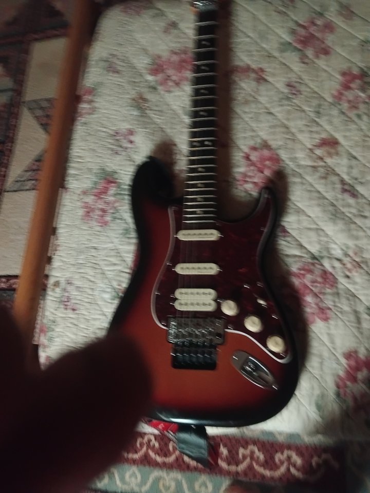 Guitarra fender modificada en la fabrica de segunda mano · Foto 3 de 5 · Pontevedra · 750 €