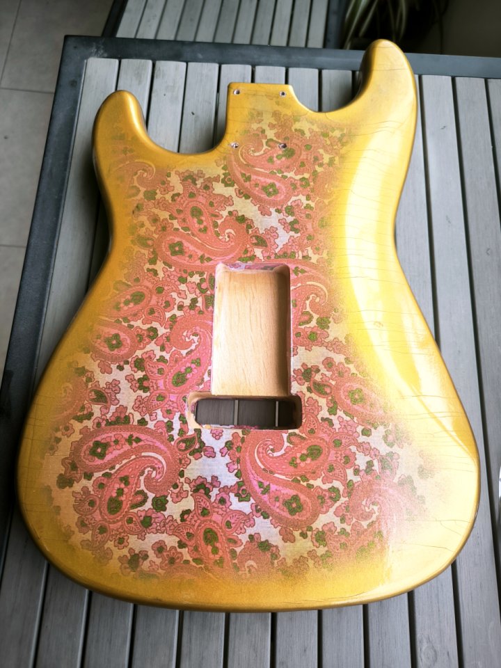 Cuerpo Stratocaster Gold Paisley Relic + extras ¡NUEVO! de segunda mano · Foto 4 de 6 · Murcia · 185 €