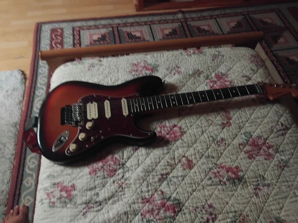 Guitarra fender modificada en la fabrica de segunda mano · Foto 4 de 5 · Pontevedra · 750 €