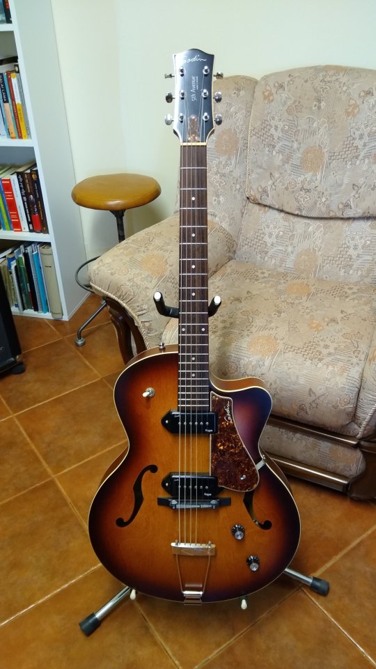 Godin 5th Avenue CW Kingpin II CB Cognac Burst