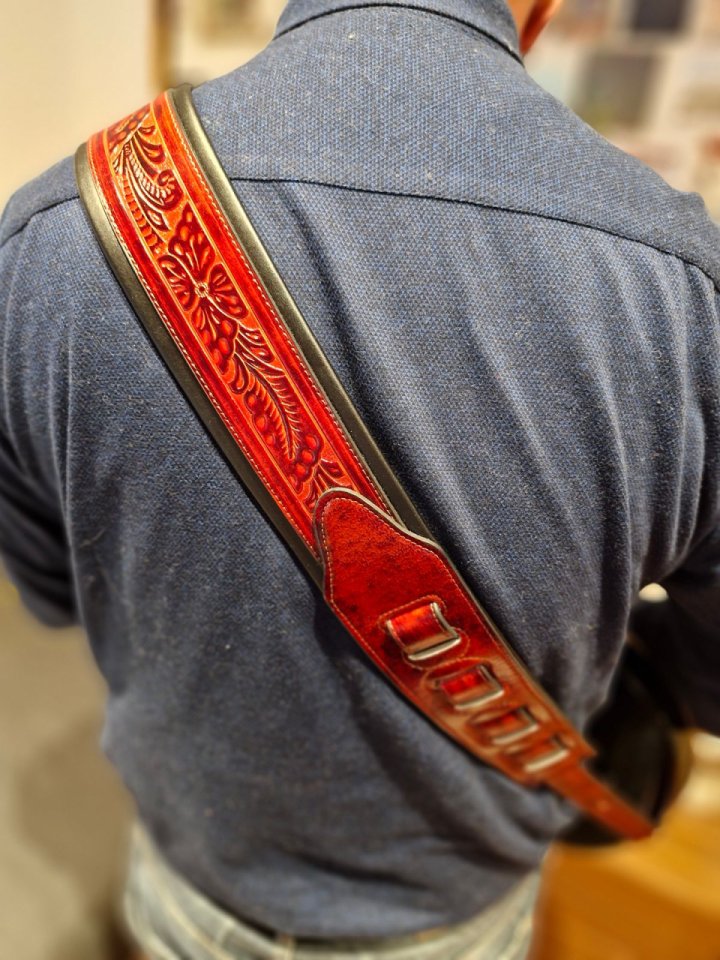 Nueva. Correa guitarra de cuero trabajado hecha a mano