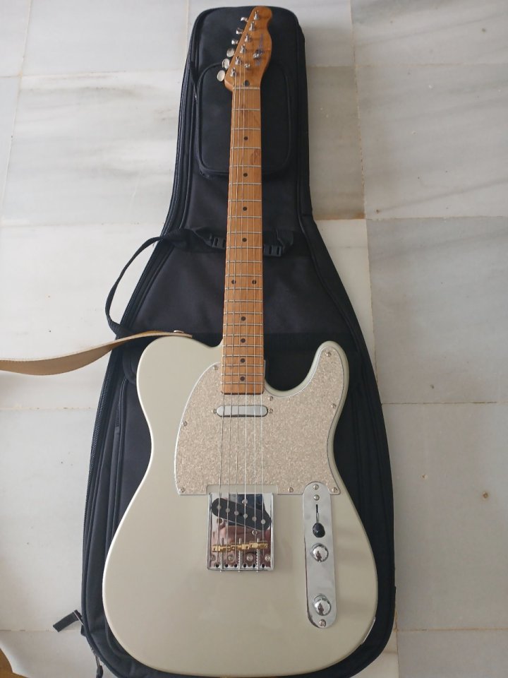 Mojo Guitars Modified Silver Sparkle telecaster ( no Fender) de segunda mano · Foto 1 de 10 · Sevilla · 325 €