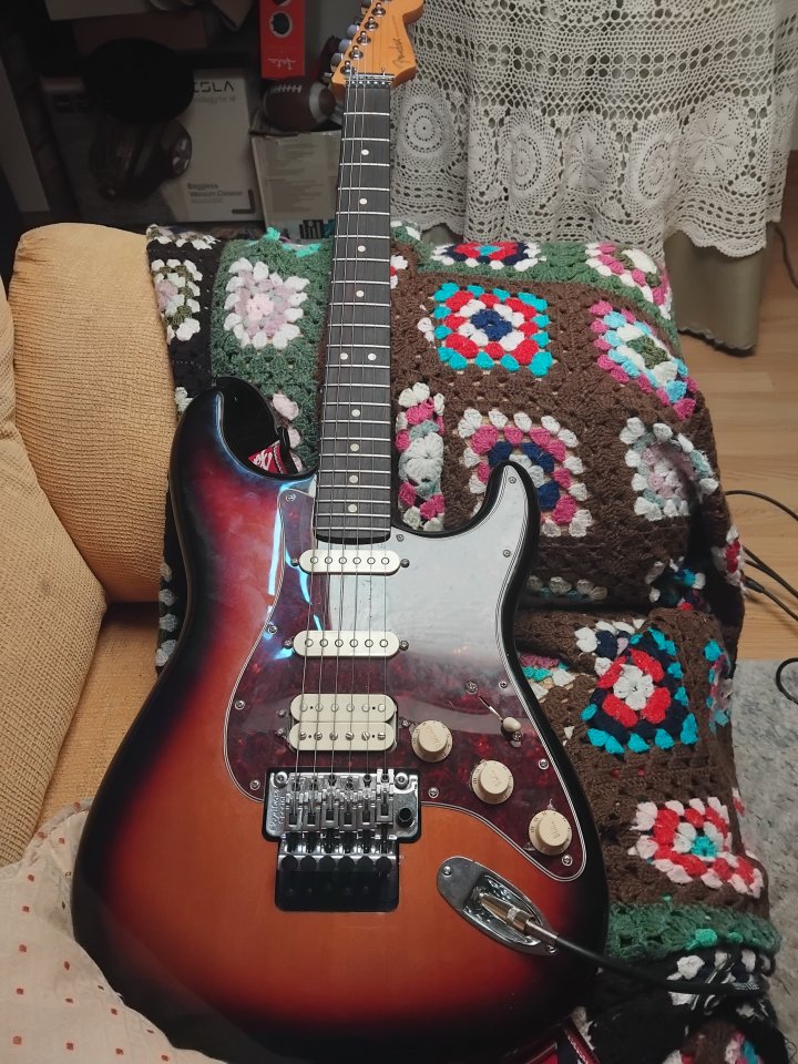 Guitarra fender modificada en la fabrica de segunda mano · Foto 5 de 5 · Pontevedra · 750 €