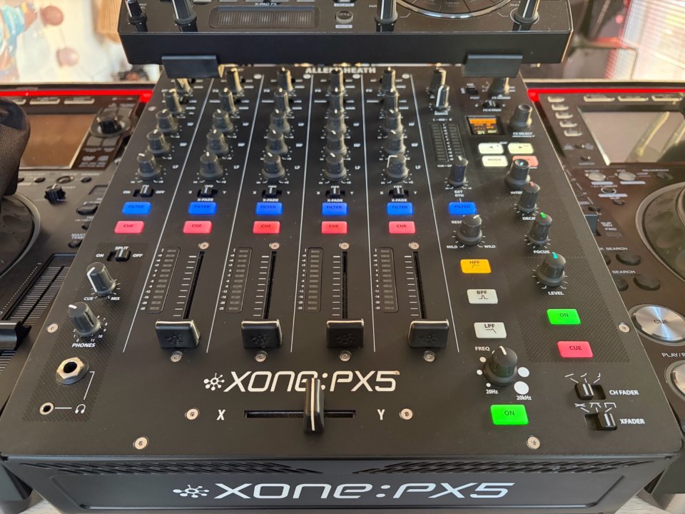 Mesa dj XONE PX5 4 canales de segunda mano · Foto 1 de 10 · Valencia · 999 €