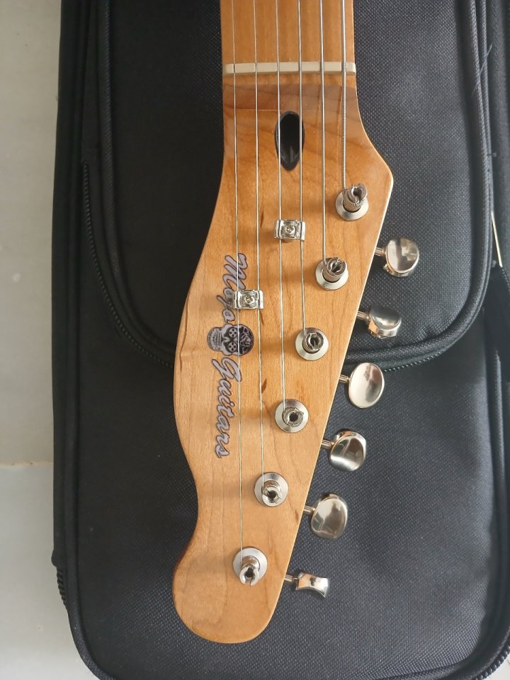 Mojo Guitars Modified Silver Sparkle telecaster ( no Fender) de segunda mano · Foto 3 de 10 · Sevilla · 325 €