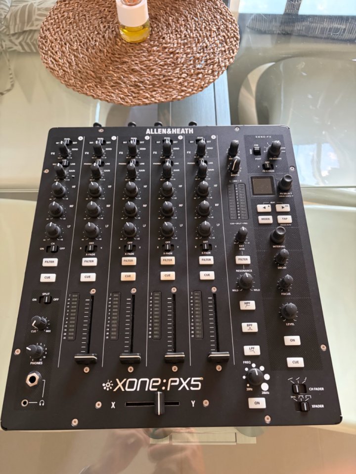 Mesa dj XONE PX5 4 canales de segunda mano · Foto 2 de 10 · Valencia · 999 €