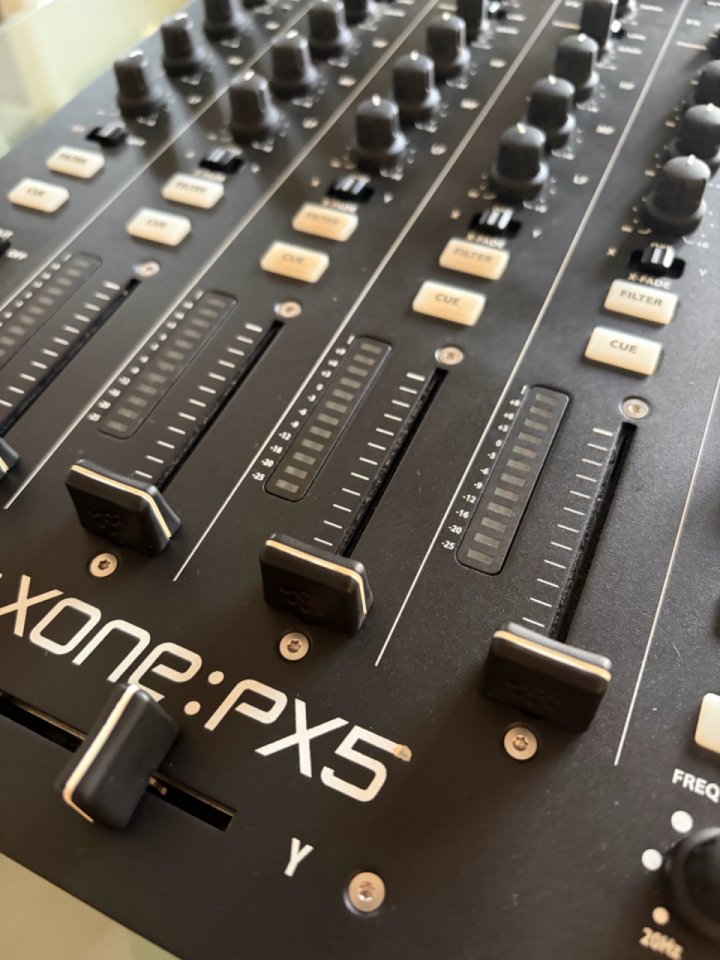 Mesa dj XONE PX5 4 canales de segunda mano · Foto 3 de 10 · Valencia · 999 €
