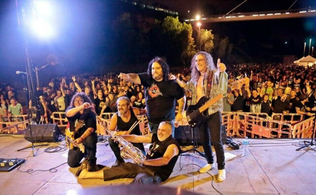 Se busca guitarra Roquera solista - BARCELONA.