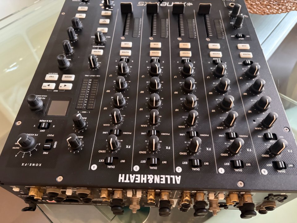 Mesa dj XONE PX5 4 canales de segunda mano · Foto 4 de 10 · Valencia · 999 €