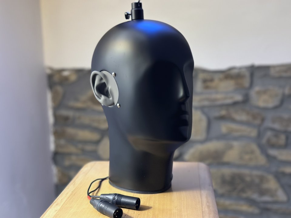 Cabeza grabación marca Binaural Enthusiat con micrófonos y maleta