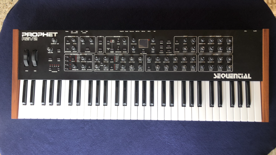 Sequential Prophet Rev2 16 voces + Flight Case | Como nuevo de segunda mano · Foto 1 de 3 · Barcelona · 2300 €