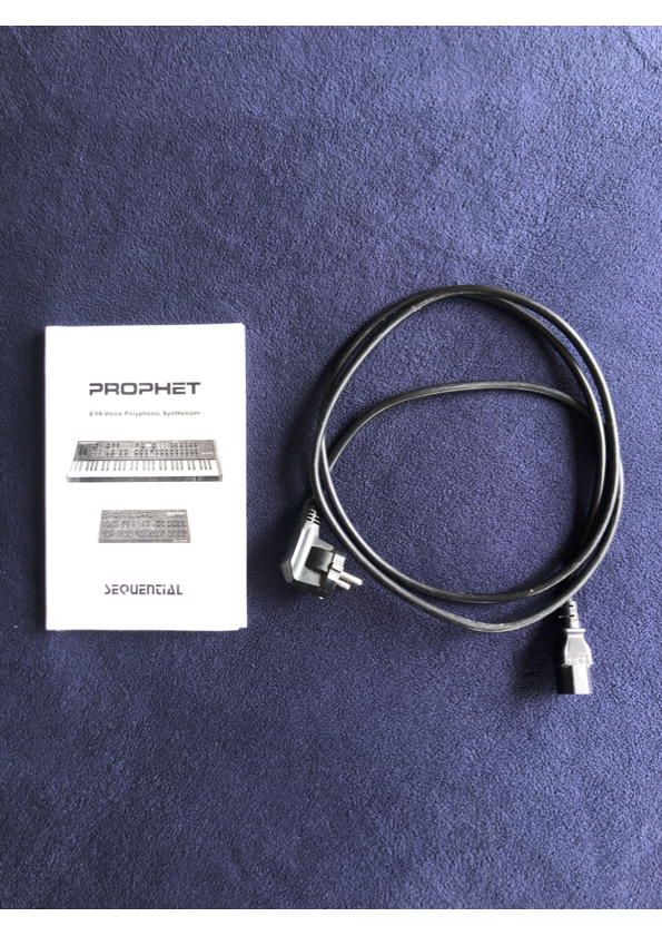Sequential Prophet Rev2 16 voces + Flight Case | Como nuevo de segunda mano · Foto 2 de 3 · Barcelona · 2300 €
