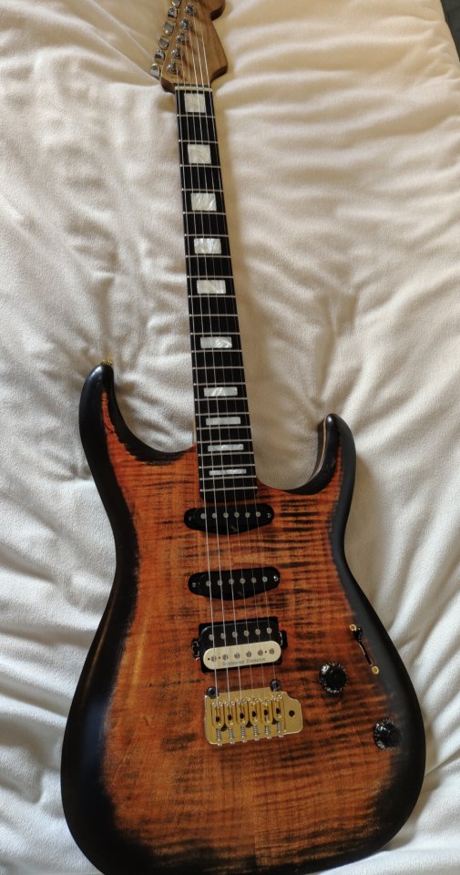 Custom Carved Top Super Strat Stratocaster Strato de segunda mano · Foto 1 de 10 · Madrid · 1250 €