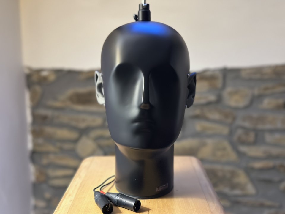 Cabeza grabación marca Binaural Enthusiat con micrófonos y maleta