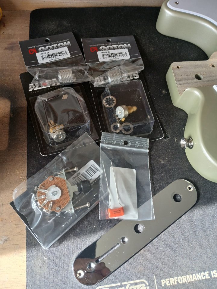 Mojo Guitars Modified Silver Sparkle telecaster ( no Fender) de segunda mano · Foto 8 de 10 · Sevilla · 325 €