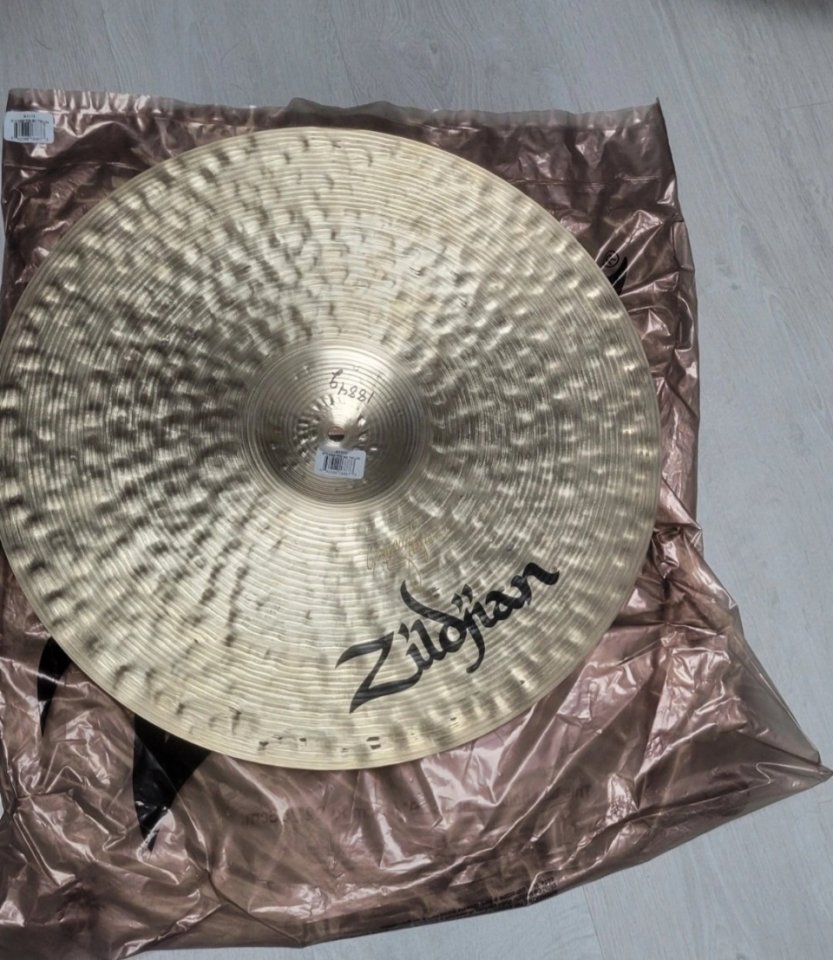 Zildjian K Constantinople Medium Thin Low 20" NUEVO Precio NO negociable Envío OK de segunda mano · Foto 3 de 7 · Gipuzkoa · 495 €
