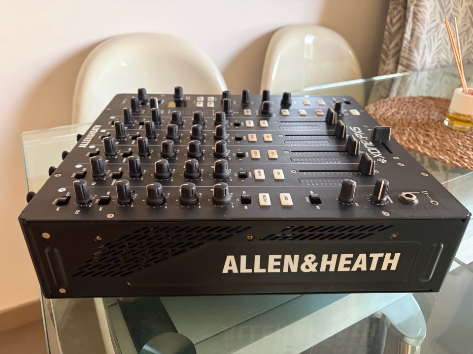 Mesa dj XONE PX5 4 canales de segunda mano · Foto 7 de 10 · Valencia · 999 €