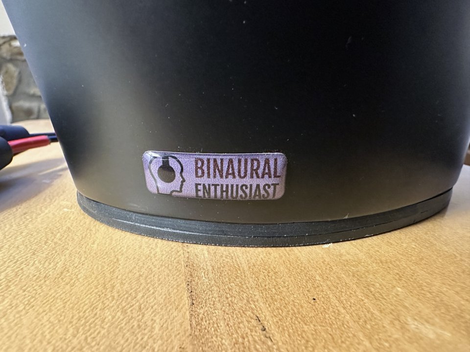 Cabeza grabación marca Binaural Enthusiat con micrófonos y maleta