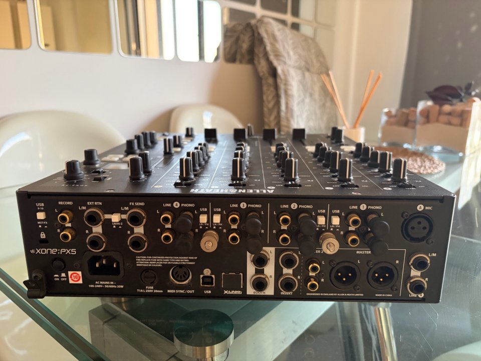 Mesa dj XONE PX5 4 canales de segunda mano · Foto 8 de 10 · Valencia · 999 €