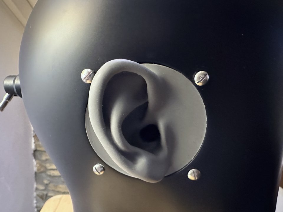 Cabeza grabación marca Binaural Enthusiat con micrófonos y maleta