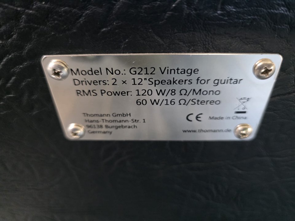 Pantalla Harley Benton 2x12 con Celestion Greenback