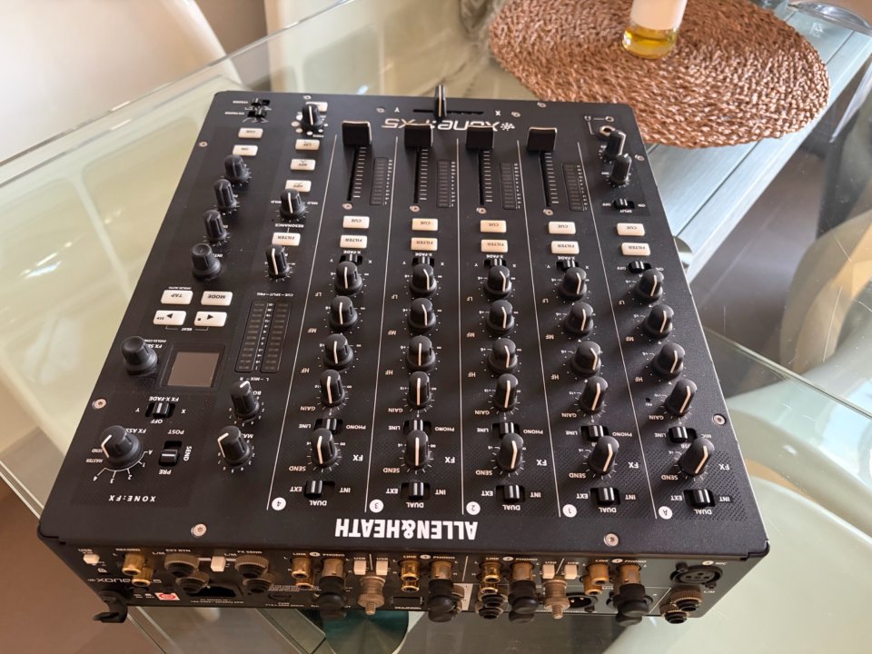 Mesa dj XONE PX5 4 canales de segunda mano · Foto 10 de 10 · Valencia · 999 €