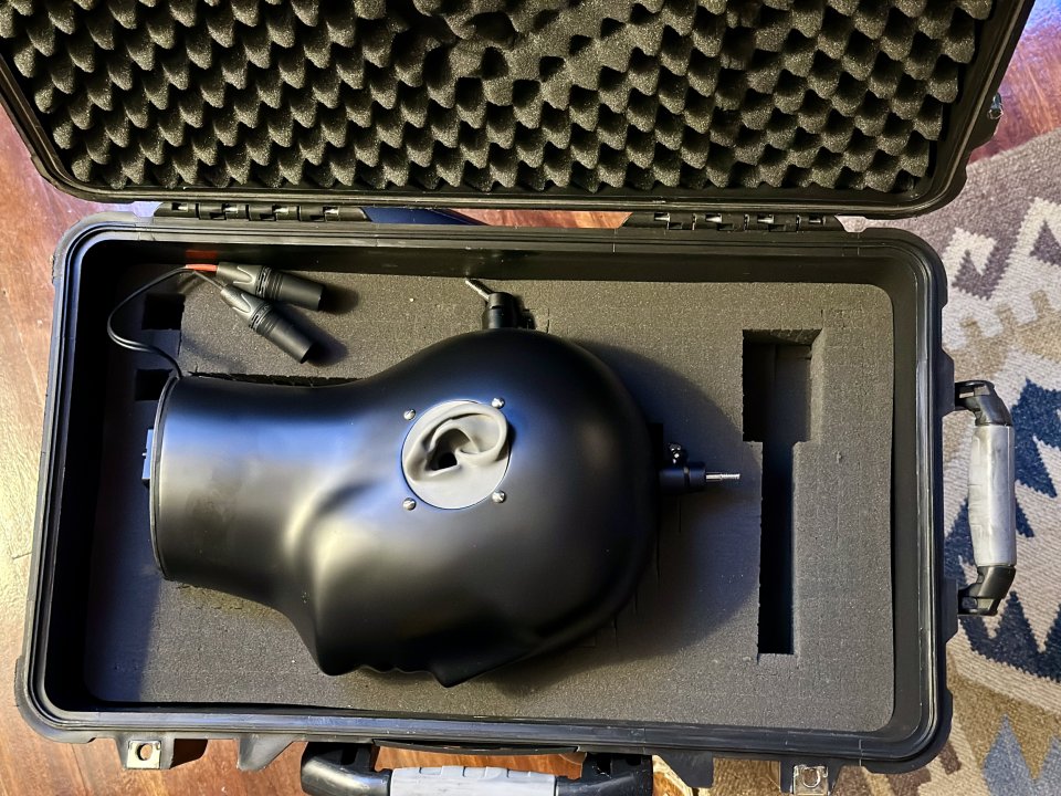 Cabeza grabación marca Binaural Enthusiat con micrófonos y maleta