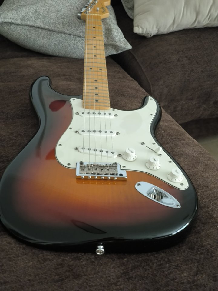 Fender Stratocaster American Standard de segunda mano · Foto 1 de 4 · Madrid · 1200 €