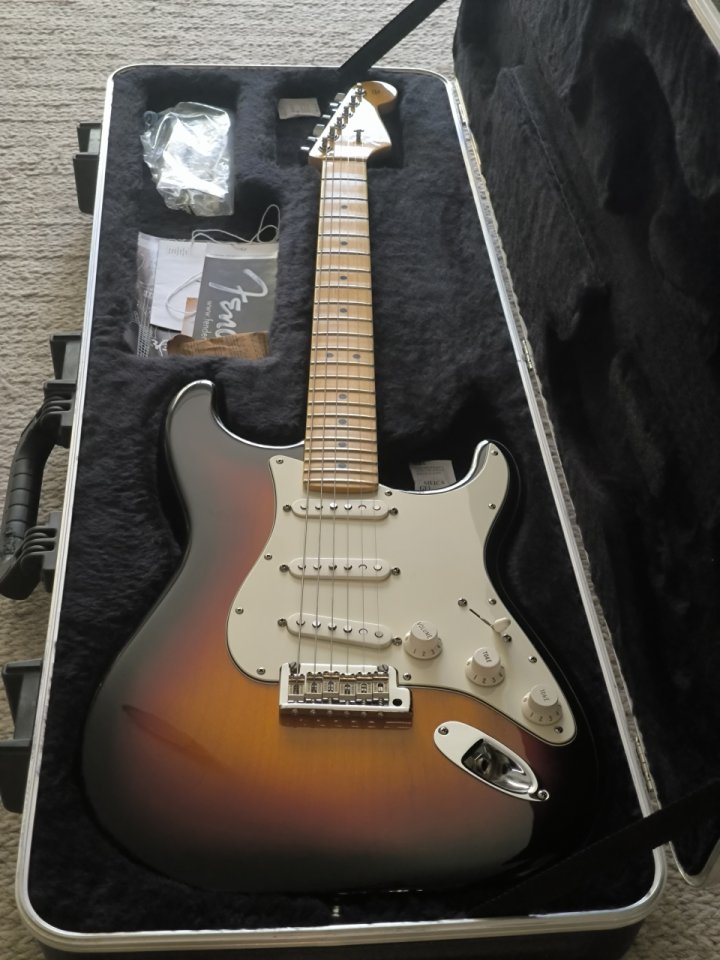 Fender Stratocaster American Standard de segunda mano · Foto 4 de 4 · Madrid · 1200 €