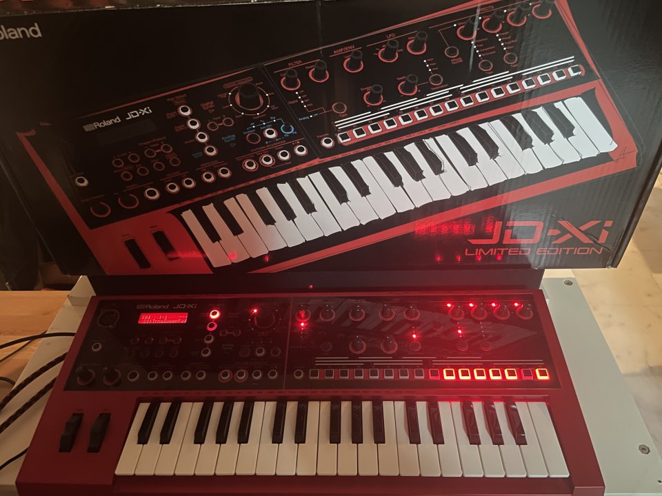 Roland JD-Xi - Red Limited Edition de segunda mano · Foto 1 de 7 · Sevilla · 420 €
