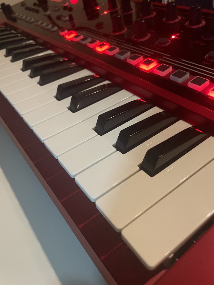 Roland JD-Xi - Red Limited Edition de segunda mano · Foto 3 de 7 · Sevilla · 420 €