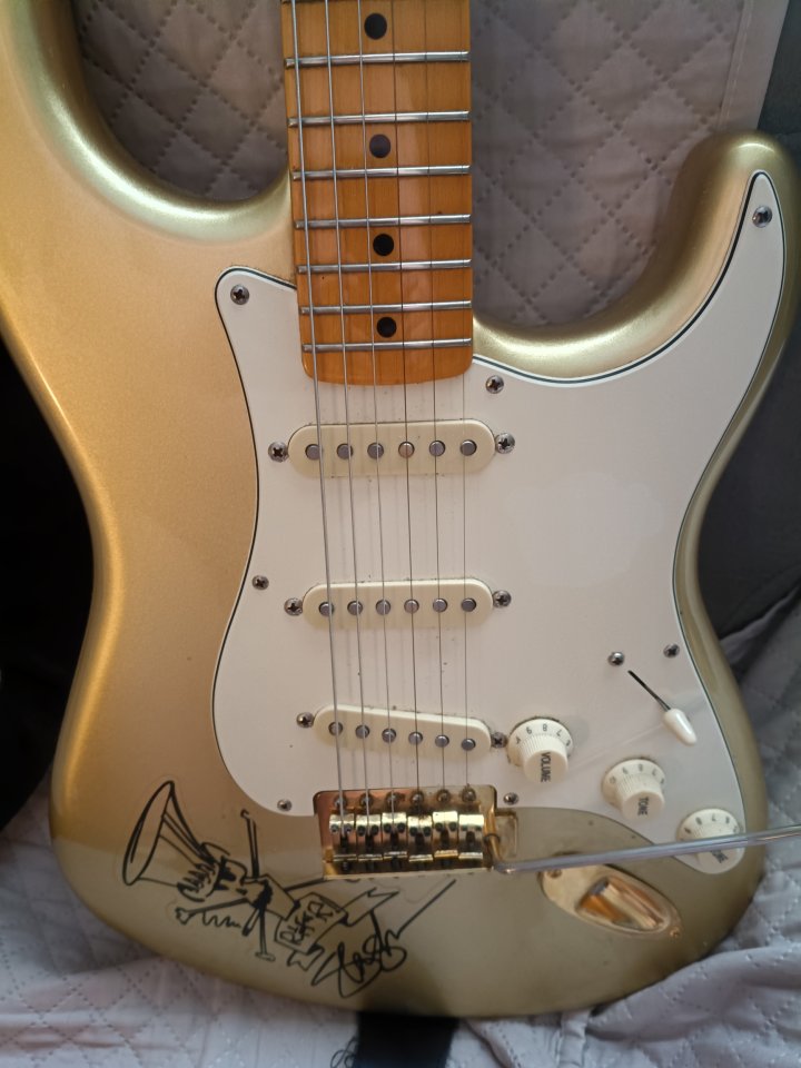 Squier Stratocaster Clasic Vibe Azteca Gold de segunda mano · Foto 1 de 10 · Sevilla · 500 €