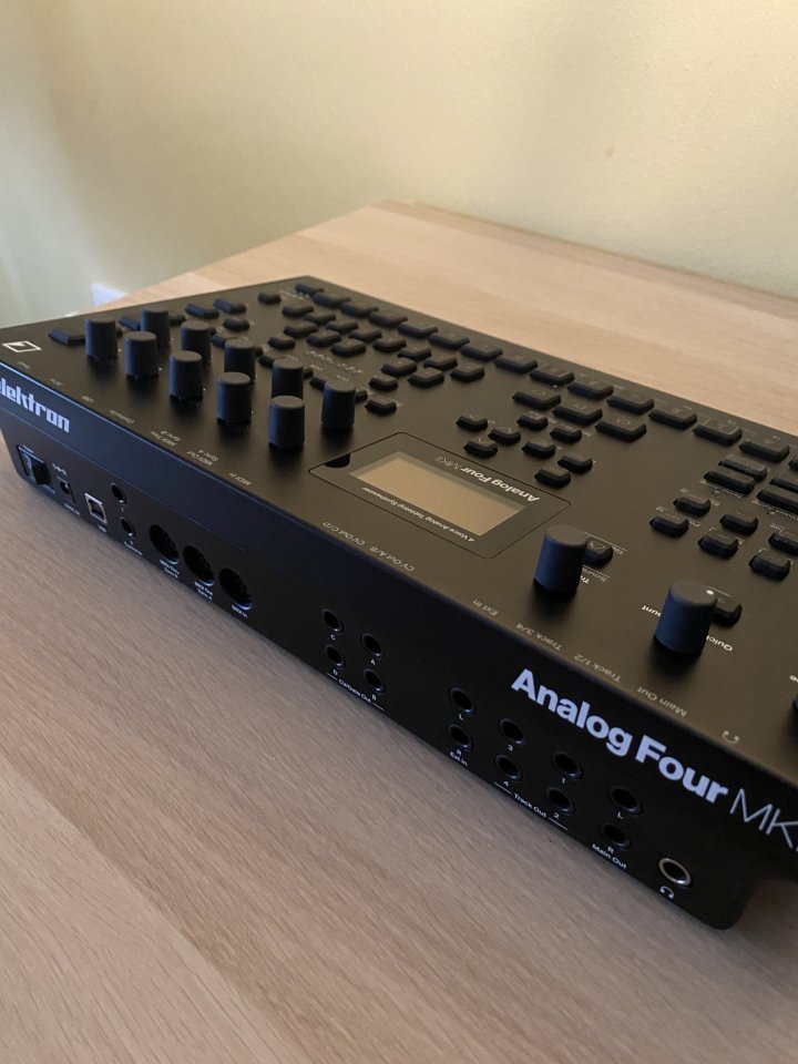 Analog Four Mk2 - Negra