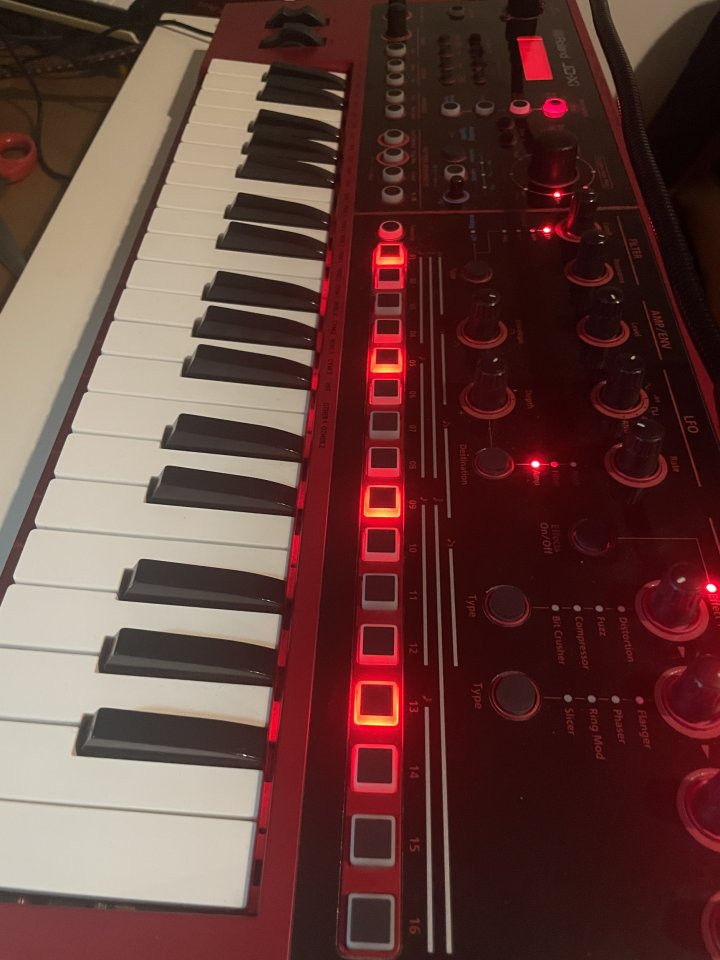 Roland JD-Xi - Red Limited Edition de segunda mano · Foto 4 de 7 · Sevilla · 420 €