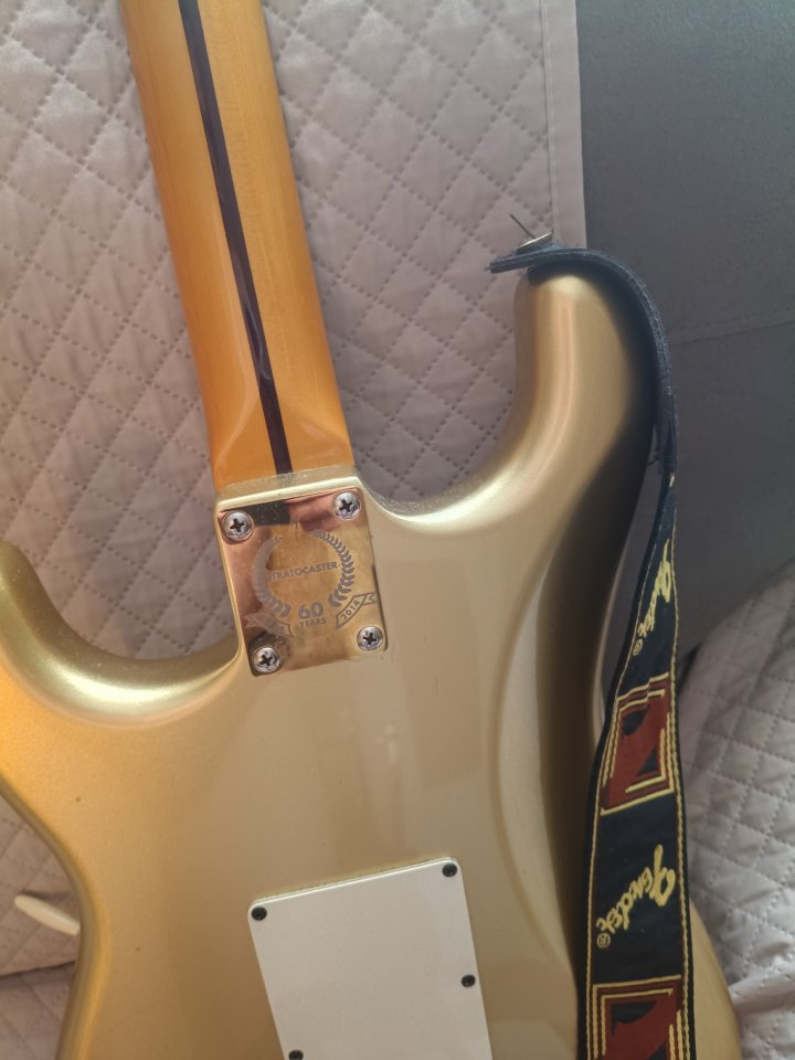 Squier Stratocaster Clasic Vibe Azteca Gold de segunda mano · Foto 2 de 10 · Sevilla · 500 €