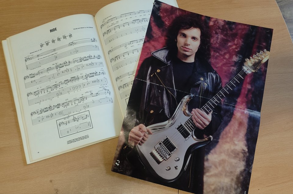 Joe Satriani Flying in a Blue Dream partituras + regalos