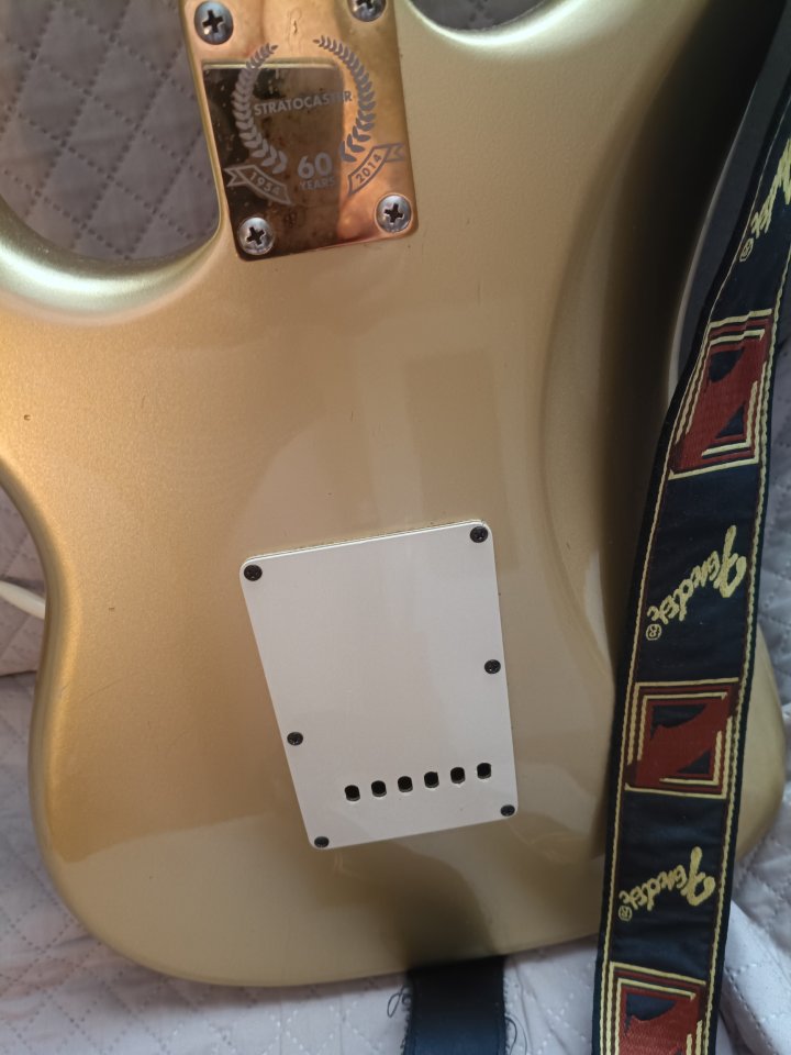 Squier Stratocaster Clasic Vibe Azteca Gold de segunda mano · Foto 5 de 10 · Sevilla · 500 €