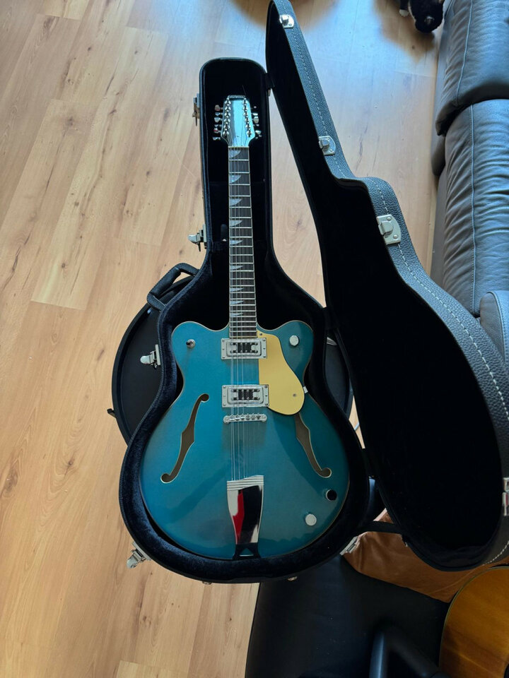 Guitarra Eastwood de 12 cuerdas, con estuche, impecable.